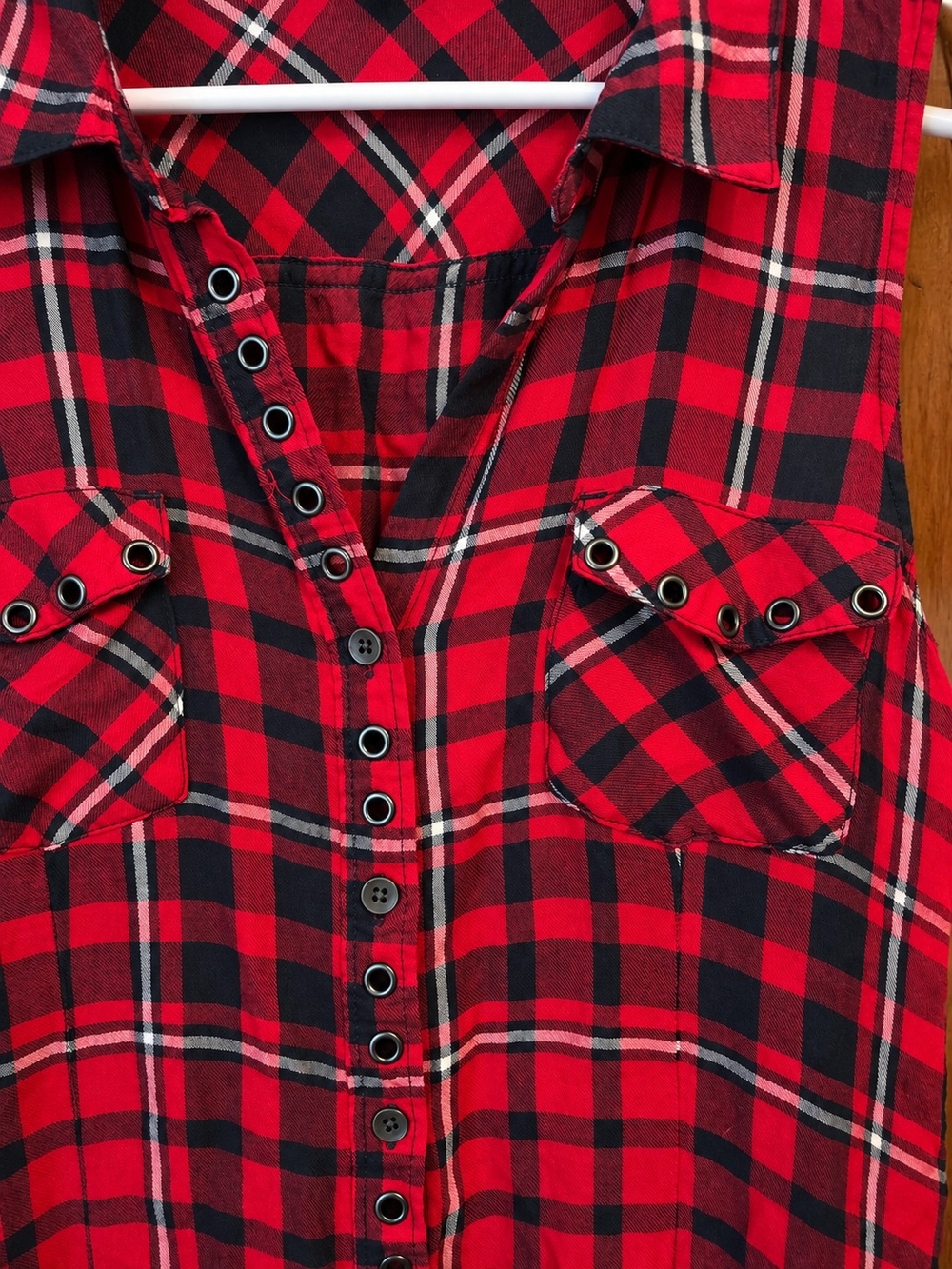 Rock & Republic Red and Black Plaid Sleeveless Button-Front Shirt Large - Picture 2 of 4
